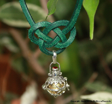 mittelalterliche Kette Silberklangkugel mit Granat McGibbie Pendants mittelalterliche Kette Silberklangkugel mit Granat McGibbie Pendants
