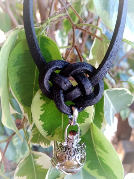 mittelalterliche Kette Silberklangkugel mit Granat McGibbie Pendants mittelalterliche Kette Silberklangkugel mit Granat McGibbie Pendants
